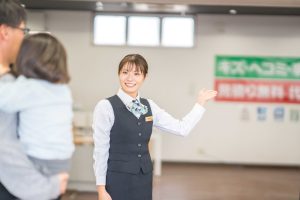 お客様お出迎えスタッフ（くるまのハヤシ倉敷店）｜くるまのハヤシ倉敷店にご来店されたお客様のお出迎えをしていただくお仕事です！  
